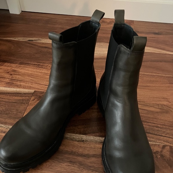 Boots - Picture 4 of 7